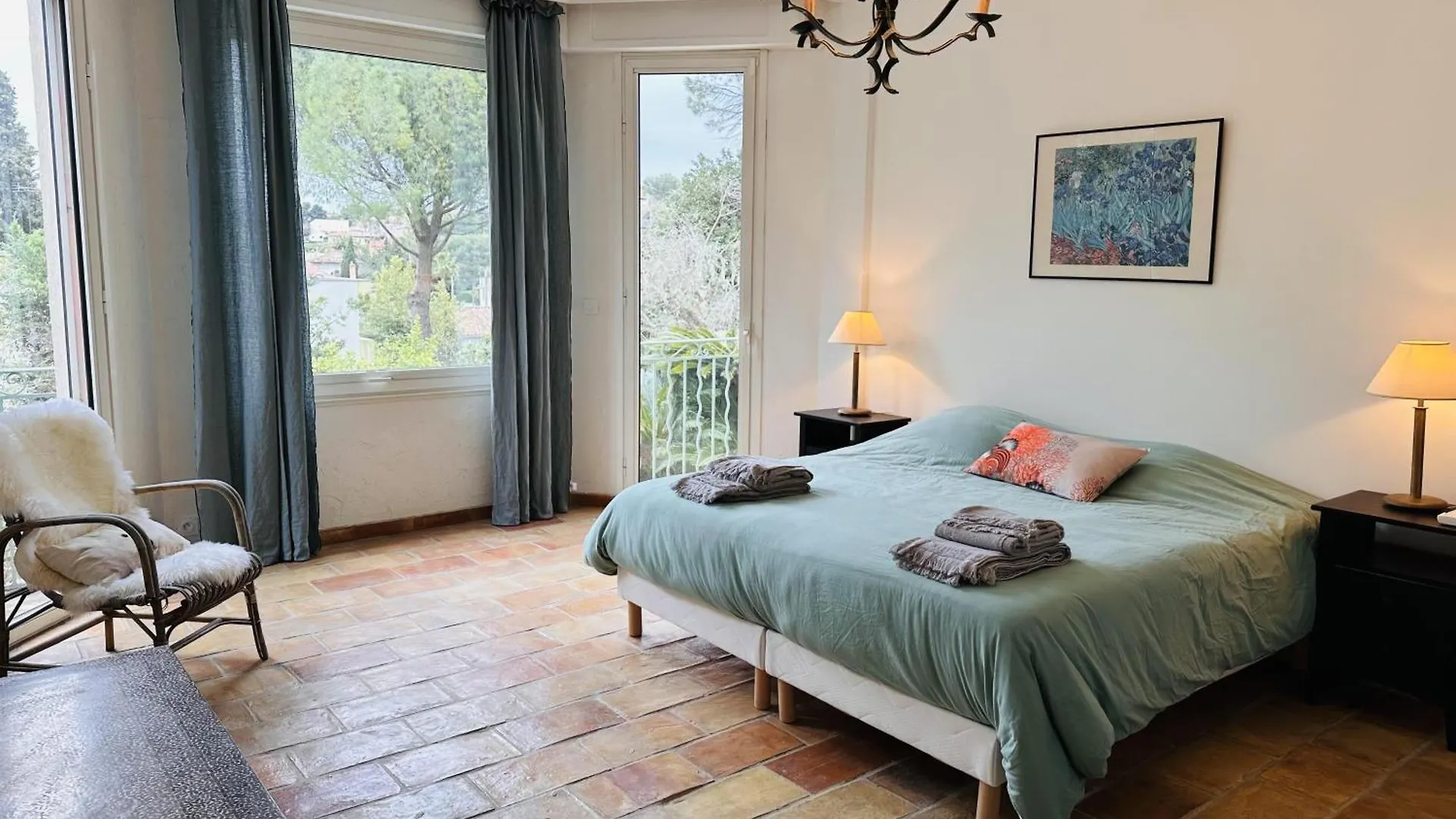 A Lovely Large Villa With A Big Swimming Pool And Gardens In A Calm Area Of Cannes - 1921 0*,