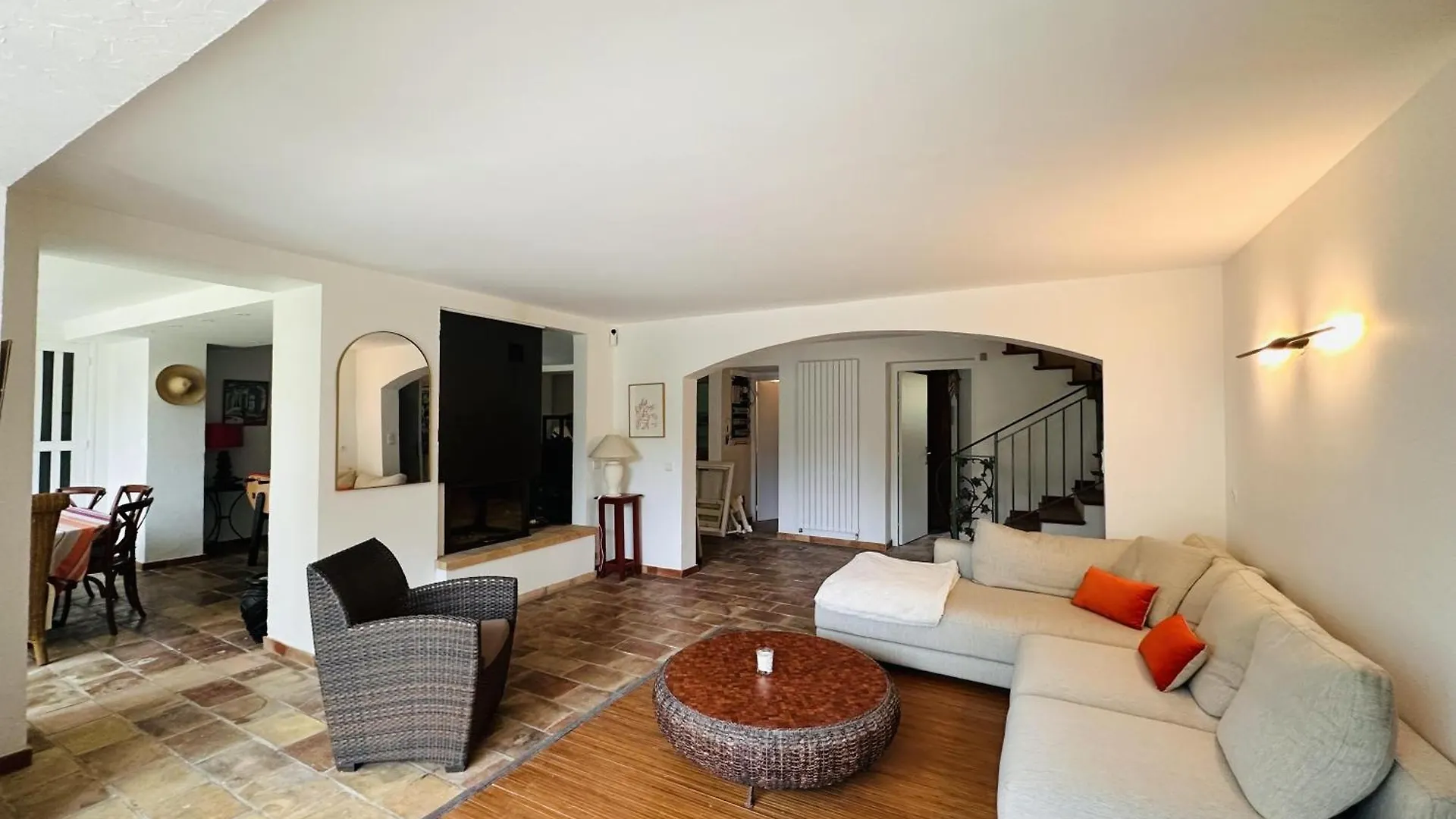 A Lovely Large Villa With A Big Swimming Pool And Gardens In A Calm Area Of Cannes - 1921
