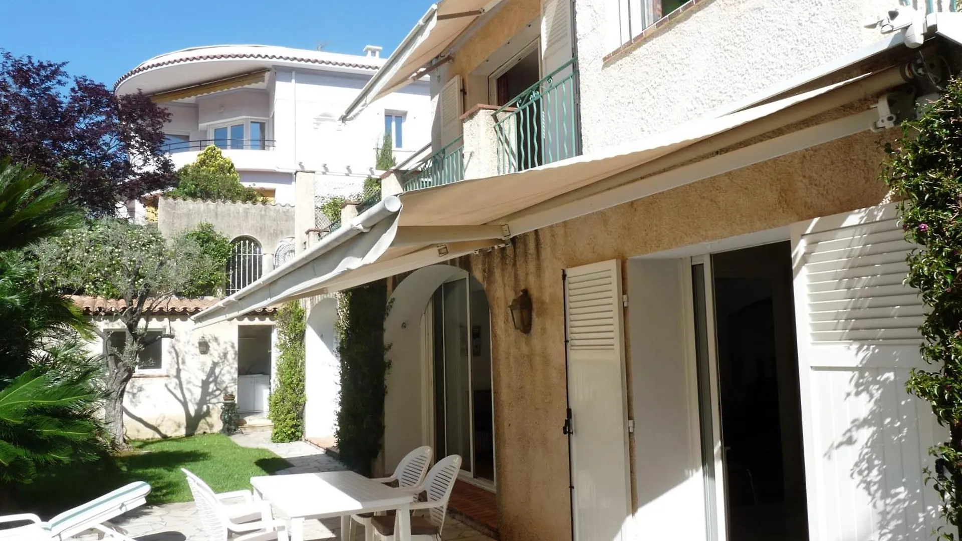 A Lovely Large Villa With A Big Swimming Pool And Gardens In A Calm Area Of Cannes - 1921