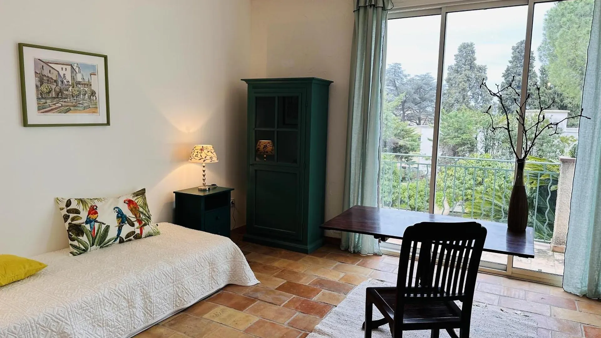A Lovely Large Villa With A Big Swimming Pool And Gardens In A Calm Area Of Cannes - 1921