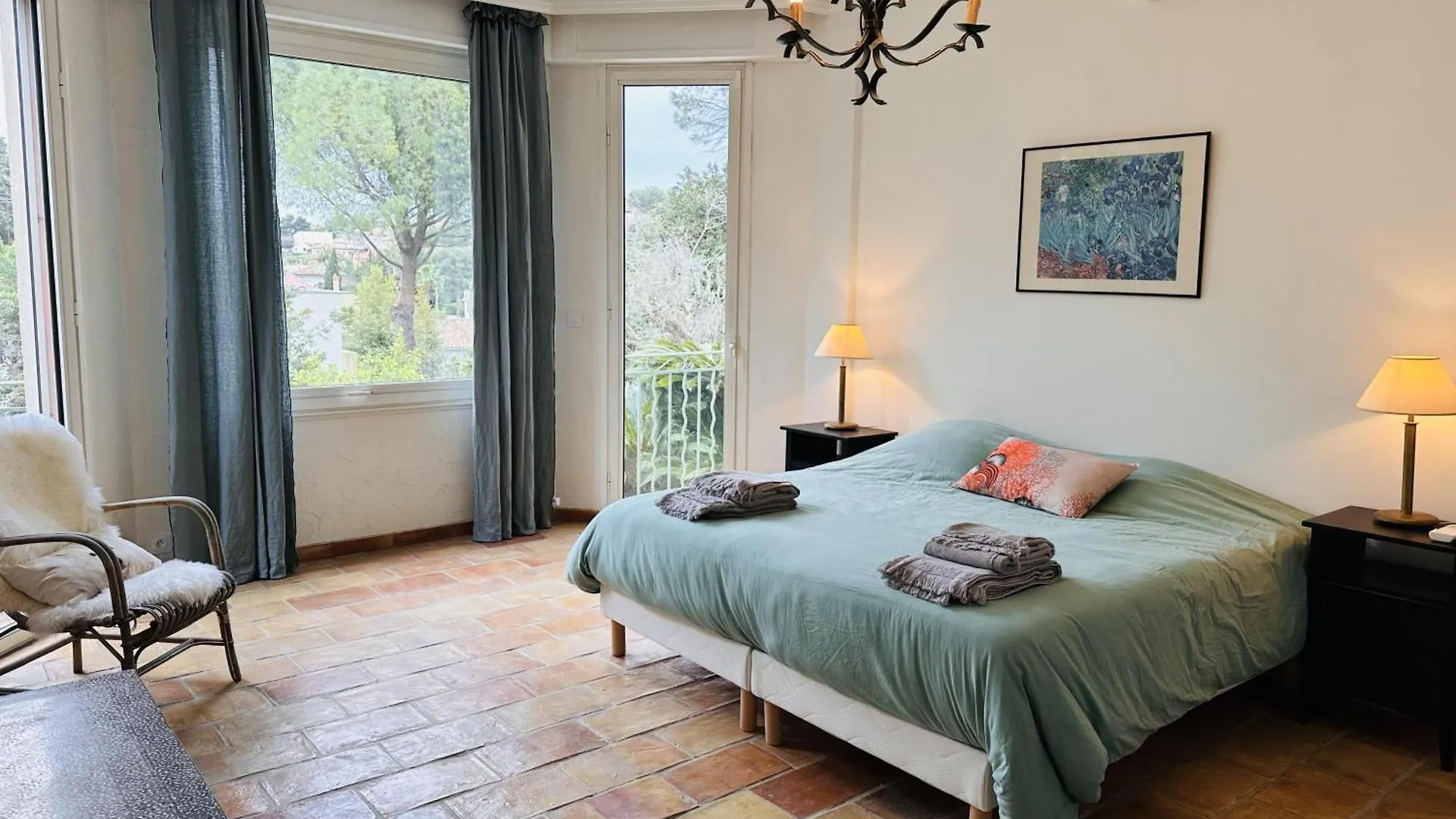 A Lovely Large Villa With A Big Swimming Pool And Gardens In A Calm Area Of Cannes - 1921