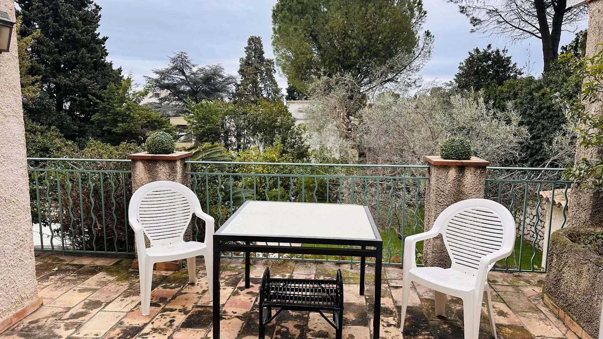 A Lovely Large Villa With A Big Swimming Pool And Gardens In A Calm Area Of Cannes - 1921 France