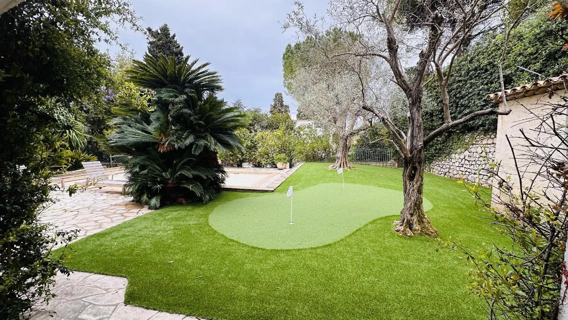 A Lovely Large Villa With A Big Swimming Pool And Gardens In A Calm Area Of Cannes - 1921