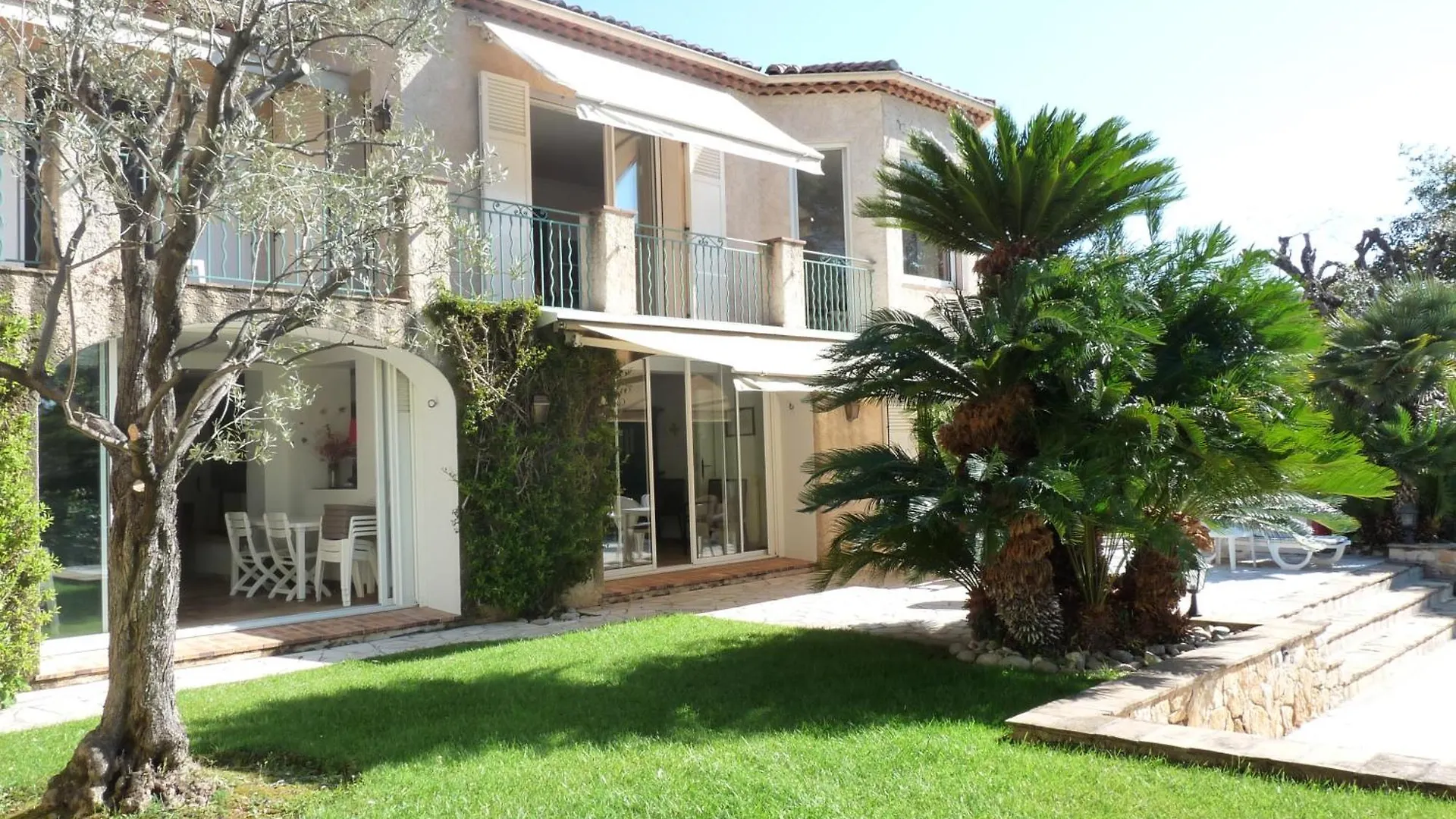 A Lovely Large Villa With A Big Swimming Pool And Gardens In A Calm Area Of Cannes - 1921