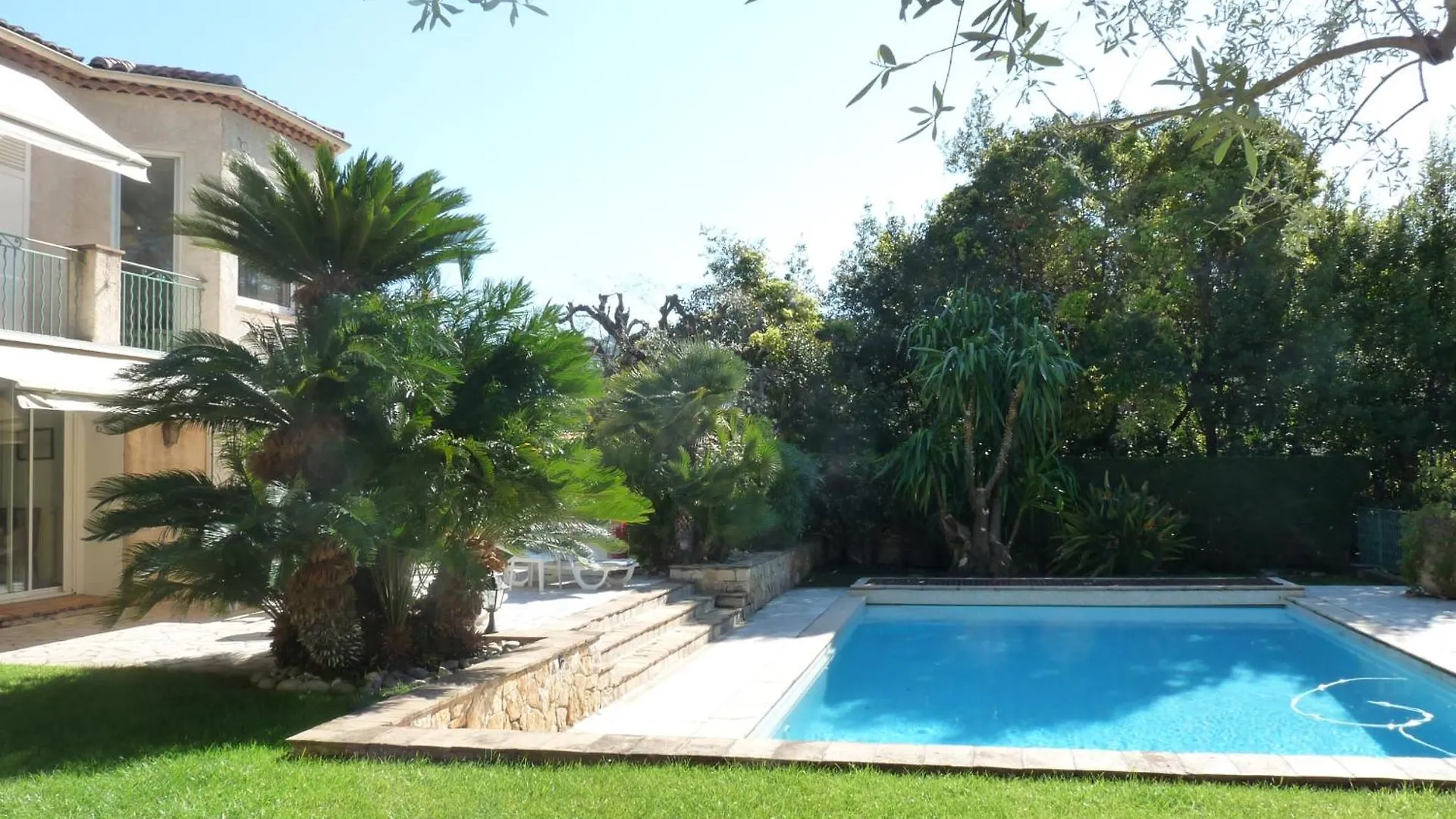 A Lovely Large Villa With A Big Swimming Pool And Gardens In A Calm Area Of Cannes - 1921 0*,