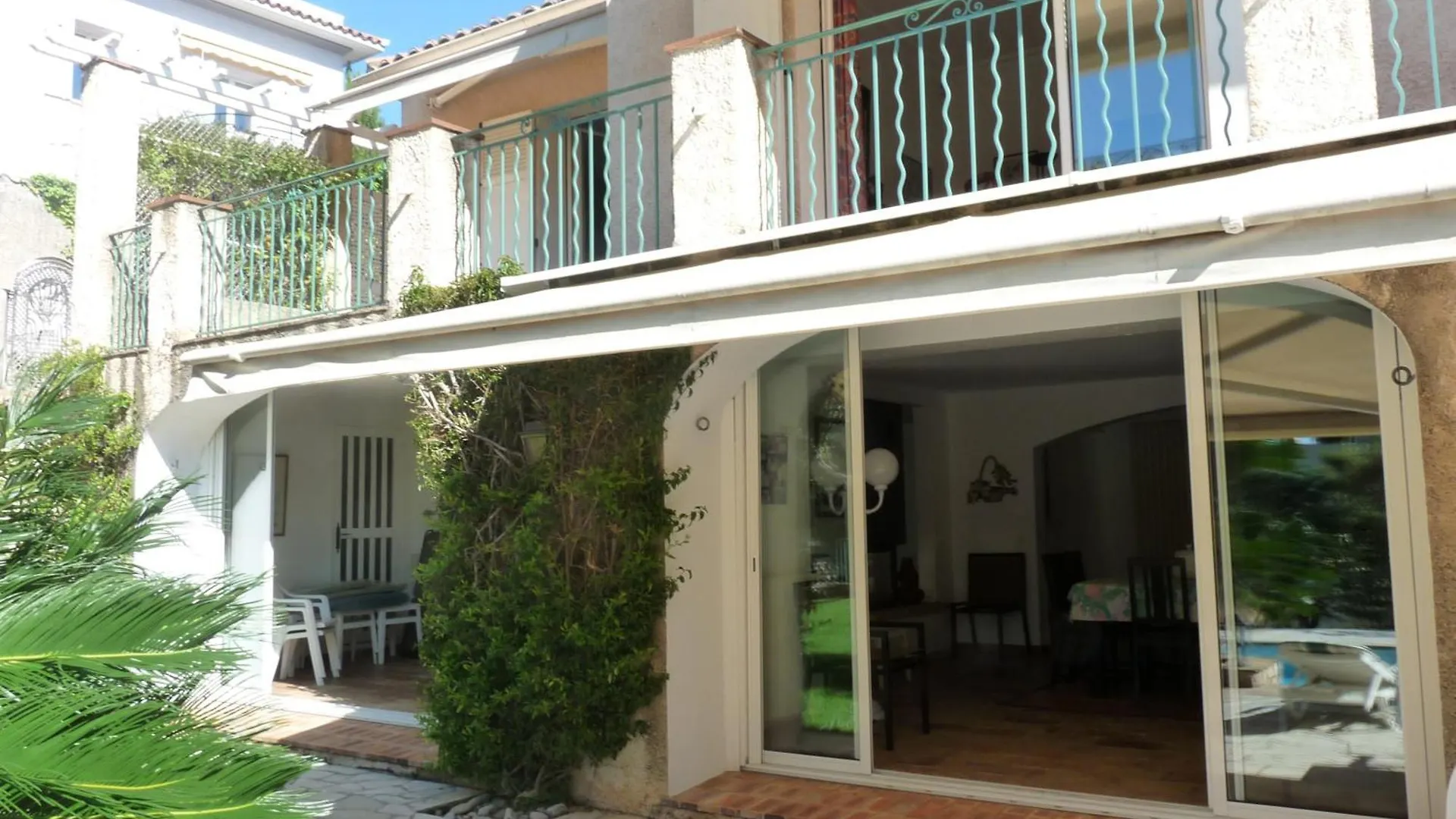 A Lovely Large Villa With A Big Swimming Pool And Gardens In A Calm Area Of Cannes - 1921